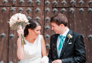 Plano medio de los novios a la salida de la iglesia, reportaje de momento arroz, boda Roberto y Ana