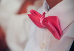 Detalle de la pajarita del novio, reportaje de boda Almudena y Sergio