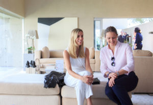 Dos de las asistentes sentadas en el sofá de la casa con reloj en la jornada de presentación de la nueva colección de la marca de alta gama NOMOS Glashütte de origen alemán fundada en 1990. Presentó junto a la joyería Wempe en Madrid 16 nuevos relojes de la serie Aqua. En una espectacular casa se reunieron caras tan conocidas como las de Eloy Azorín, Miguel Carrizo o Anna Ponsa. Reportaje de Andrea Aragón