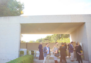 Grupo de personas en el exterior de la casa en la jornada de presentación de la nueva colección de la marca de relojes de alta gama NOMOS Glashütte de origen alemán fundada en 1990. Presentó junto a la joyería Wempe en Madrid 16 nuevos relojes de la serie Aqua. En una espectacular casa se reunieron caras tan conocidas como las de Eloy Azorín, Miguel Carrizo o Anna Ponsa. Reportaje de Andrea Aragón