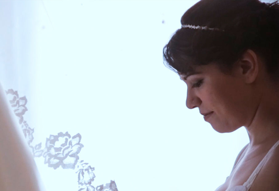 Primer plano de la novia vistiéndose, reportaje de boda Patricia y Miguel