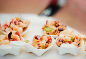 Detalle de aperitivo, salpicón de pulpo en cucharas individuales, reportaje de boda Patricia y Miguel