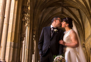 Beso de los novios bajo los arcos de el Monasterio de Santa María la Real de Nájera. Reportaje de boda Patricia y Miguel por Andrea Aragón.