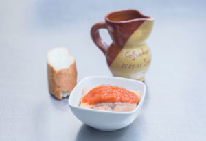 Bodegón del pincho Bernabé presentado en Fitur por Lorenzo Cañas. Un pincho inspirado en el pez, el pan y el vino que son los productos que componen la degustación más célebre de Logroño. Lleva como ingredientes la trucha asalmonada, la cebolla y el tomate de la huerta riojana y el aceite de oliva (Virgen Extra) de jamón. Se acompaña de una rebanada de pan y una copa (o jarrito) de vino. Reportaje de Andrea Aragón