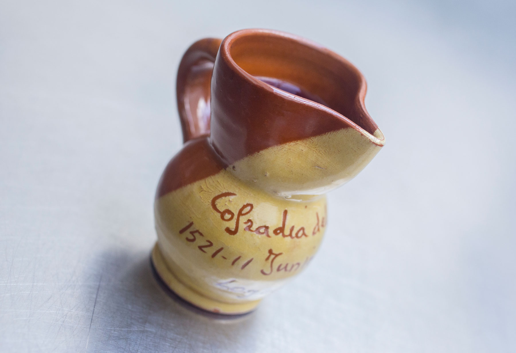 Detalle del jarrito para el pincho Bernabé presentado en Fitur por Lorenzo Cañas. Un pincho inspirado en el pez, el pan y el vino que son los productos que componen la degustación más célebre de Logroño. Lleva como ingredientes la trucha asalmonada, la cebolla y el tomate de la huerta riojana y el aceite de oliva (Virgen Extra) de jamón. Se acompaña de una rebanada de pan y una copa (o jarrito) de vino. Reportaje de Andrea Aragón