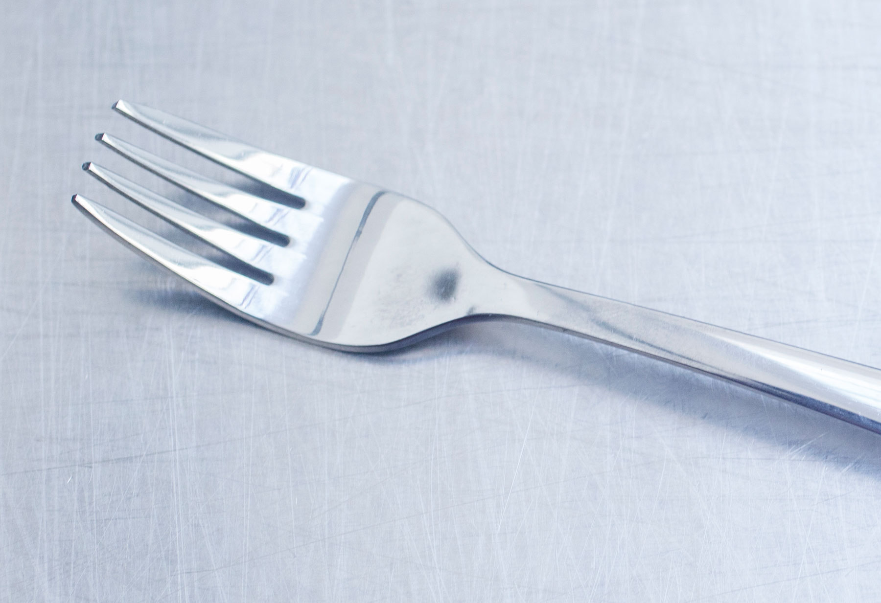 Detalle del tenedor para el pincho Bernabé presentado en Fitur por Lorenzo Cañas. Un pincho inspirado en el pez, el pan y el vino que son los productos que componen la degustación más célebre de Logroño. Lleva como ingredientes la trucha asalmonada, la cebolla y el tomate de la huerta riojana y el aceite de oliva (Virgen Extra) de jamón. Se acompaña de una rebanada de pan y una copa (o jarrito) de vino. Reportaje de Andrea Aragón