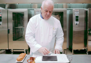 Lorenzo Cañas montando el pincho Bernabé presentado en Fitur. Un pincho inspirado en el pez, el pan y el vino que son los productos que componen la degustación más célebre de Logroño. Lleva como ingredientes la trucha asalmonada, la cebolla y el tomate de la huerta riojana y el aceite de oliva (Virgen Extra) de jamón. Se acompaña de una rebanada de pan y una copa (o jarrito) de vino. Reportaje de Andrea Aragón