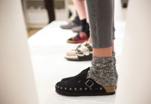 Presentación de la colección FW16, de la marca de zapatos Birkenstock en Madrid. Fotografía de los pies de lo maniquíes humanos ubicados en la propia tienda, sobre una plataforma. Reportaje de Andrea Aragón