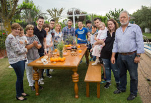 Familia Cerrillo Fontecha en la degustación de sus productos. Quisieron aprovechar la renovación de su web para hacer un resumen del proceso de elaboración de uno de sus productos estrella, el chorizo. Así lo acompañamos desde la mezcla de la carne con sus especias hasta su degustación en una mesa rodeada de familia. Reportaje de Andrea Aragón