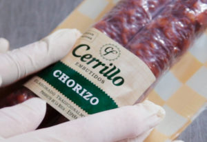 Chorizo envasado al vacío de la casa Cerrillo. La Familia Cerrillo Fontecha lleva más de un siglo dedicándose en sus orígenes a la cría de ganado y posteriormente a la elaboración y venta de embutidos. Reportaje de Andrea Aragón