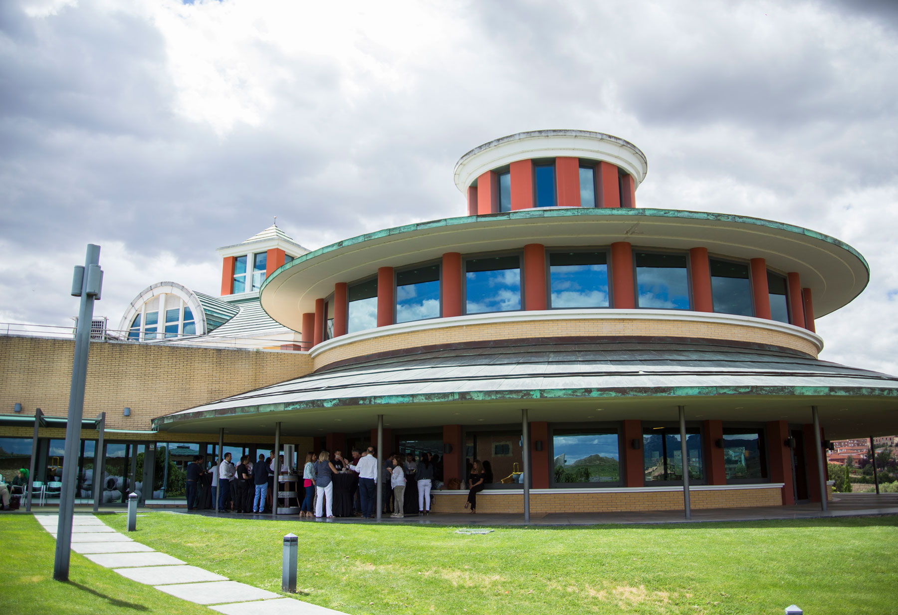 Imagen exterior con gente de Bodegas Vivanco en Briones, La Rioja, donde se preparó la exposición con las nuevas piezas más importantes del catálogo de Delgado Bath. Reportaje de Andrea Aragón