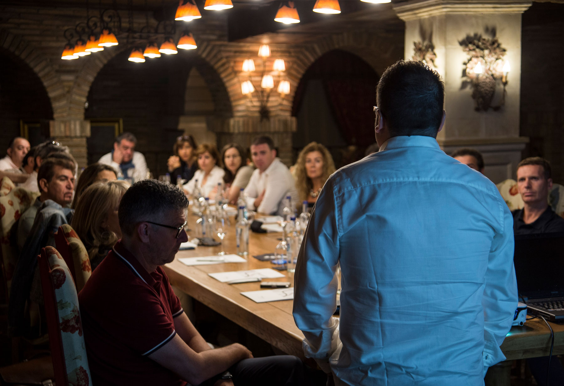 Trabajadores de Delgado Bath reunidos en una mesa en el transcurso de la convención del 2017. 2 días intensos donde dieron a conocer su nueva tarifa 2017/18 junto con los nuevos muestrarios cargados de acabados innovadores en tendencia y diseño. Reportaje de Andrea Aragón