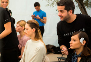 Sesión de maquillaje en el backstage del desfile de la marca Ribags. Reportaje de Andrea Aragón