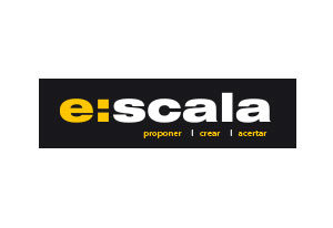 Logotipo Escala, junto con claim "proponer, crear, acertar". La palabra "e:scala" "e:" en amarillo, "scala" en blanco, claim "proponer, crear, acertar" en amarillo con fondo negro en una pastilla horizontal. Cliente de andrea aragón