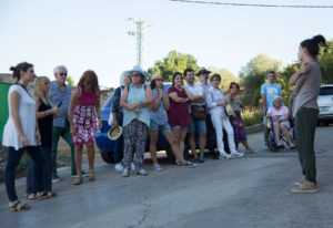 Grupo de participantes en un momento de descanso de la XV Edición de 'Arte en la tierra’ en Santa Lucía de Ocón. Reportaje de Andrea Aragón.