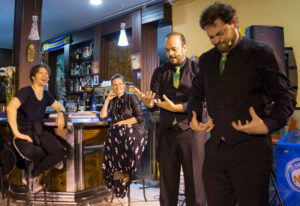 Carlos Pinillos, bailarín junto con Marina Pascual coordinadora del evento cultural 'Mazacote Cultural', de Alberite y dos integrantes del grupo de animación 'Ipso Facto' en el evento 'Conversaciones de Bar'. Reportaje de Andrea Aragón