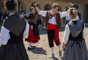 Carlos Pinillos bailando con traje regional típico con un grupo de mujeres también vestidas con el traje regional en el evento 'Conviviendo en Alberite' del programa cultural del 'Mazacote Cultural'. Reportaje de Andrea Aragón.