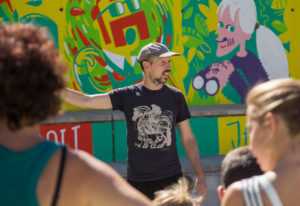 Iván Bravo explicando su mural en el evento cultural del 'Mazacote Cultural' de Alberite. Reportaje de Andrea Aragón