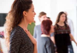 Plano medio de María Hervás junto con un grupo de participantes en el evento cultural 'Píldoras creativas' del 'Mazacote Cultural' de Alberite.