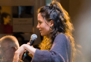 María Hervás hablando en el evento 'Conversaciones de Bar' del 'Mazacote Cultural', de Alberite. Reportaje de Andrea Aragón