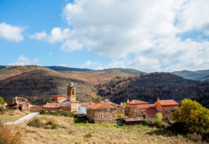 Vista general del pueblo junto con el Palacio de la Presidencia del Gobierno o La casa de El Inglés. Construido en la segunda mitad de los años sesenta del siglo XIX por encargo de Andrés Isidro Bretón, edificada bajo el estilo de la arquitectura británica de su tiempo. Se encuentra situado rodeado de montañas. Foto y vídeo de Andrea Aragón.