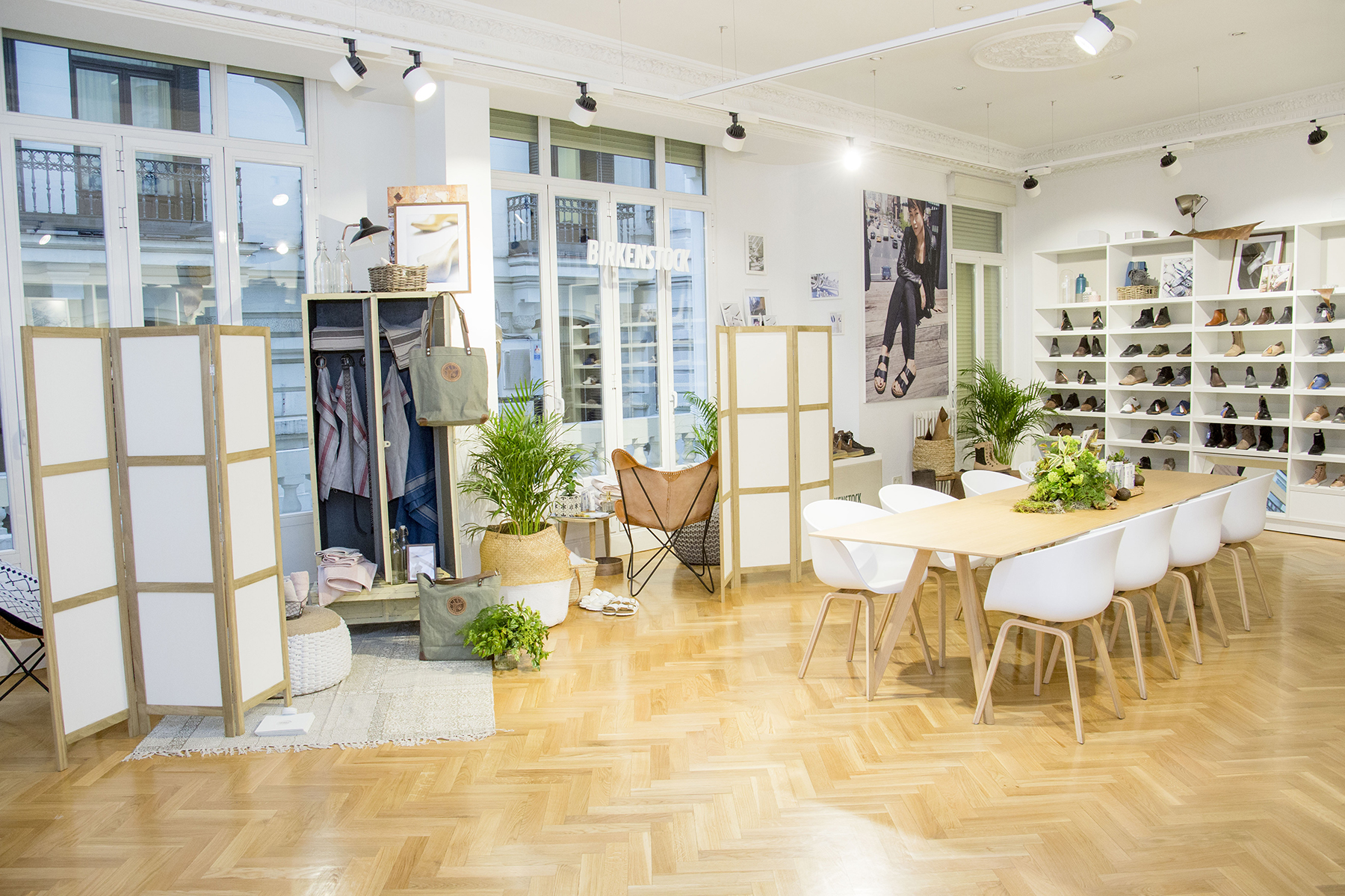 Decoración en el Media Day de los productos de Birkenstock Natural Skin Care en Madrid, nueva línea cosmética de Birkenstock. Reportaje de Andrea Aragón