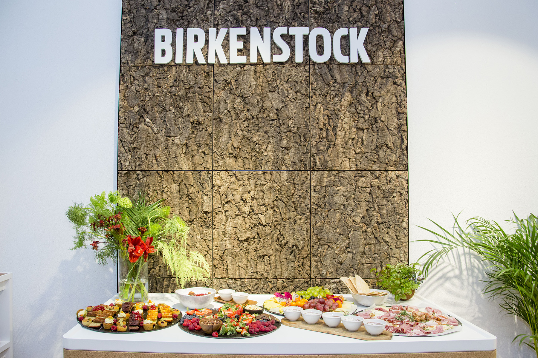 Decoración y catering en el Media Day de los productos de Birkenstock Natural Skin Care en Madrid, nueva línea cosmética de Birkenstock. Reportaje de Andrea Aragón