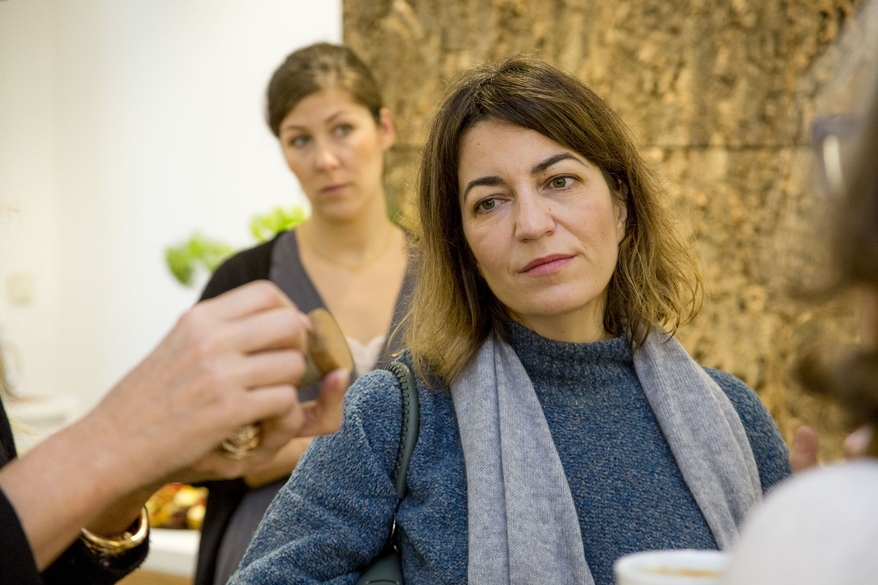 Susana Blázquez de Harper’s Bazaar, escucha las novedades en la presentación de los productos de Birkenstock Natural Skin Care en Madrid, nueva línea cosmética de Birkenstock. Reportaje de Andrea Aragón