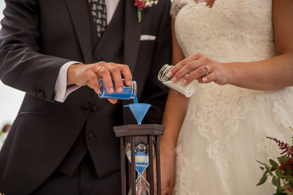 Ceremonia de la arena. Reportaje de boda de Daniel y Maria por Andrea Aragón.
