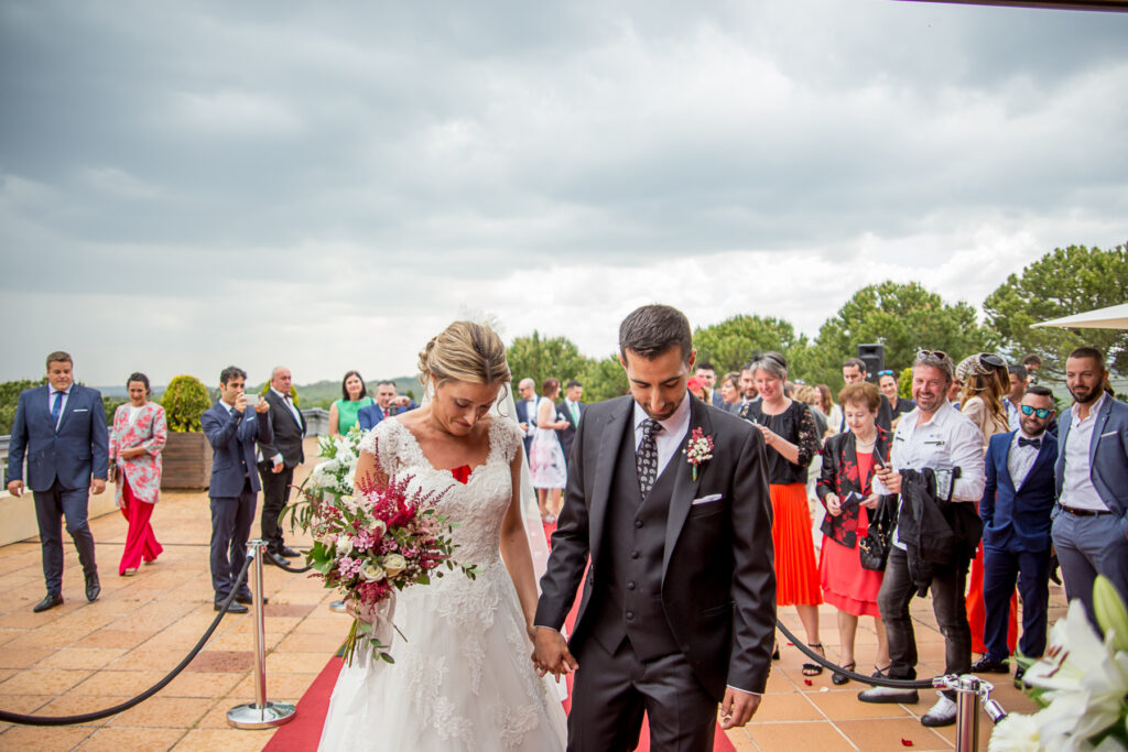 Lluvia de pétalos tras la ceremonia civil en La Merced. Reportaje de boda de Daniel y Maria por Andrea Aragón.