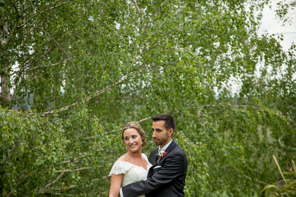 Abrazos. Momento de la sesión de fotos tras la ceremonia civil. Reportaje de boda de Daniel y Maria por Andrea Aragón.