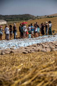 Verónica y Héctor hablan con los visitantes.