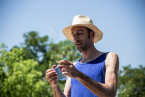 Jorge moldea plástico.