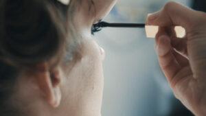 Últimos detalles de maquillaje.