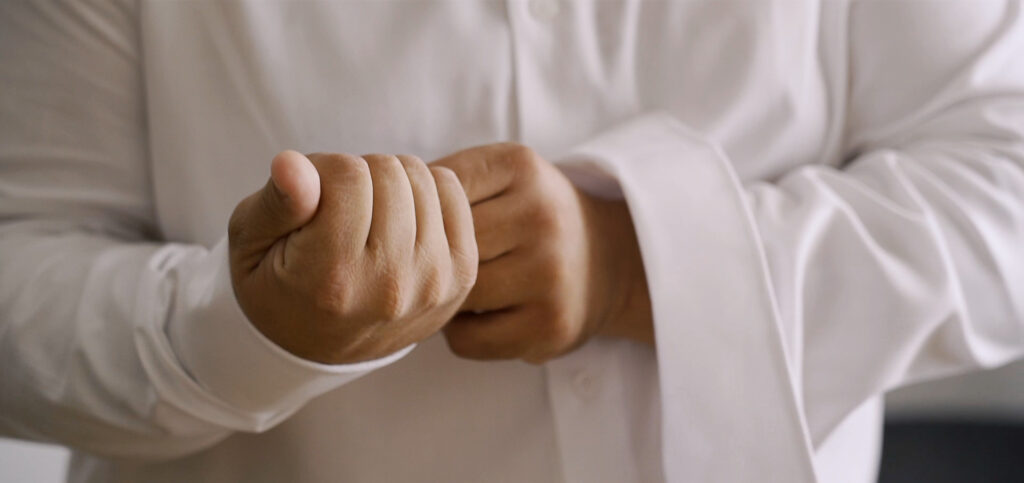 Adrián se coloca los gemelos