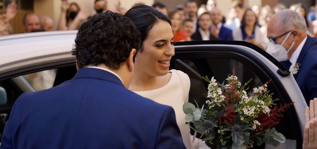 Andrea llega a la Iglesia